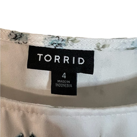 A Torrid top in size 4X - Picture 3 of 6